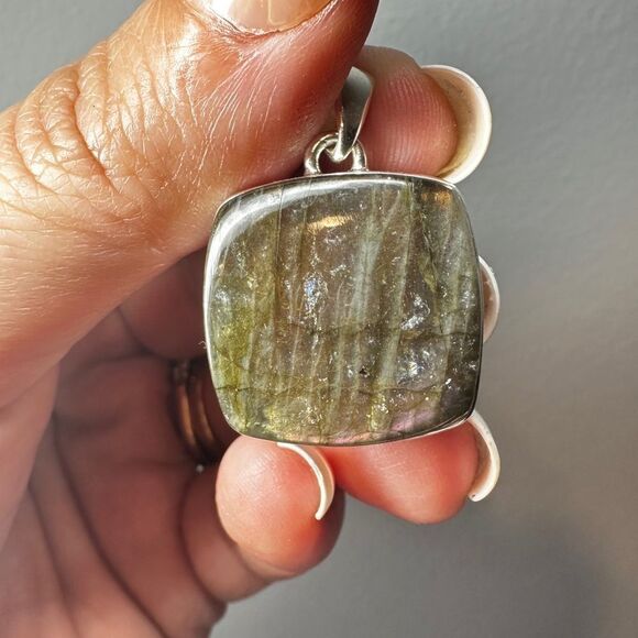 21mm PURPLE FLASH Labradorite pendant in solid sterling silver! - Picture 11 of 11